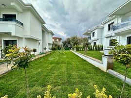 ꧁ay Emlaktan꧂küçükkuyu Mıhlı'da Butik Sitede Denize 300 M Deniz Gören Balkonlu Satılık 2+1 Daire