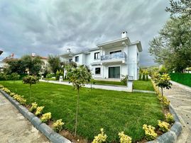 ꧁ay Emlaktan꧂küçükkuyu Mıhlı'da Butik Sitede Denize 300 M Deniz Gören Balkonlu Satılık 2+1 Daire