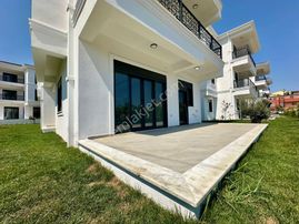 ꧁akçay Ay Emlaktan꧂küçükkuyu'da Lüks Sitede Denize 250 Mt Bahçe Kullanımlı Satılık 2+1 Daire