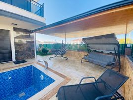 Didimde Satılık Müstakil Havuzlu Kış Bahçeli Geniş Varendalı Otoparklı Villa