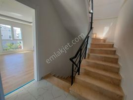 Kartallar'dan E5 E Yakın Büyük Bahçeli Teraslı Yazlık Villa