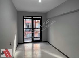 Sümbüller'den Şehir Merkezinde Ara Kat Z.ısıtma Balkonlu 1+1