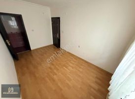 Efe Gayrimenkul'den Cadde'de Güney Cephe Ara Kat Ebeveyn Banyolu