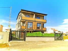 Kartallardan Büyük Bahçeli Deniz Manzaralı Ferah Ve Geniş Yazlık Villa