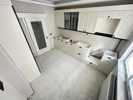 29 Ekim'de 2+1 Giriş Kat Konumunda Çift Banyo Giyinme Odalı Satılık Daire
