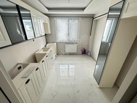 29 Ekim'de 2+1 Giriş Kat Konumunda Çift Banyo Giyinme Odalı Satılık Daire