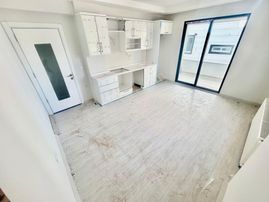 Yükselden Kadıköyde Ön Cephe Doğalgazlı Geniş Sıfır 1+1 Daire