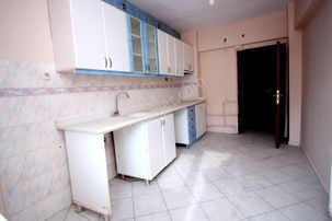 Emre Emlak'tan Selçuklu'da Site İçi Katta Çift Balkonlu Satılık 3+1 Daire