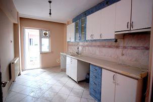 Emre Emlak'tan Selçuklu'da Site İçi Katta Çift Balkonlu Satılık 3+1 Daire