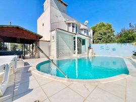 ꧁akçay Ay Emlak'tan꧂burhaniye'de Kendine Ait Havuzlu Geniş Bahçeli Satılık 3+1 Müstakil Villa