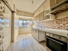 İmir Emlak'tan Bu Fiyat Kaçmaz Merkezde Katta G.cephe 3+1 Daire