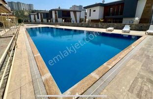 Kuşadasında Havuzlu Site İçerisinde 3+1 Tripleks Yazlık