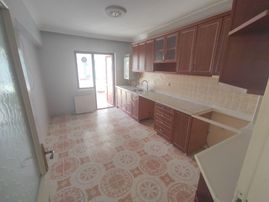 Karapürçekte 3+1 Kiralık Site İçerisinde Ön Cephe Salı Pazarı Yakını Daire