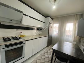 Koza Emlak'tan Andieçn Mahalesinde Ara Katta Asansörlü Genç Bina Da 3+1 Full Yapılı Satılık Daireee