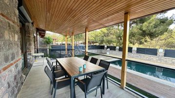 Bornova Çiçekliköyde Ormanın İçinde Satılık Havuzlu Villa