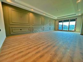 Uytundan Edremit'te Havuzlu Tenis Kortlu Ultralüks Sitede 3+1