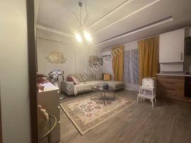 Nergizde Satılık 1+1 Geniş Daire Balkonlu, Merkezi, Genç Bina