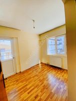 Valentia'dan Hocalı Caddesi Yanı Katta Kiralık 3+1 Daire !!!