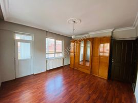 Valentia'dan İncirlide Cadde Yakını Katta 3+1 Satılık Daire !!!