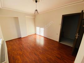 Valentia'dan İncirlide Cadde Yakını Katta 3+1 Satılık Daire !!!