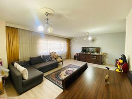 Valentia'dan Sokullu Cadde Üzeri Satılık Geniş Bağımsız Daire !!