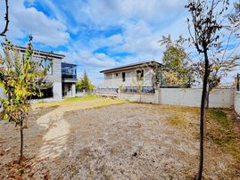 Bağlıca'da Süper Konumda 5+1 Geniş Bahçeli Kiralık Villa...