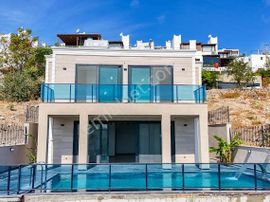 Bodrum Akyarlar'da Satılık Deniz Manzalı Müstakil Havuzlu Villa