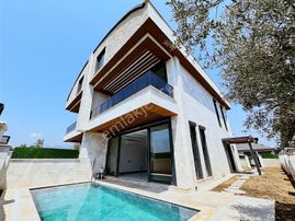 Antalya'da 450 M2 7+1 Havuz 4 Katlı Asansör Ultra Lüks İskanlı 0