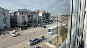 Yeşilovada Kiralık 3+1 Ara Katta Köşe Başında Yol + Park Cepheli