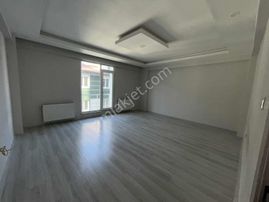 Şehitler Mahallesi'nde Merkezi Konumda,geniş Ve Ferah Aile Daire