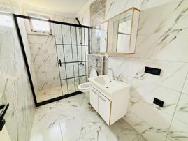 Kartallar'dan Deniz Tarafında Büyük Teraslı Ve Bahçeli Yazlık.