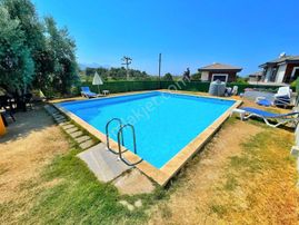 Kuşadası Davutlar'da Havuz İstedi 3+1 Satılık Yazlık