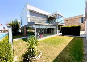 Kuşadası Karaova Mahallesi'nde Havuzlu Sitede