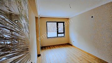 Arel'den Maltepe Gençlik Yakını Yeni Bina Düz Giriş Önü Açık 1+1