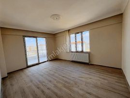 İstiklal Mahallesinde Satılık Emsalsiz Ara Kat 3+1 Daire