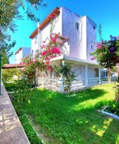 Kuşadasında Plaja Yakın Havuzlu Sitede 3+1 Bahçeli Yazlık