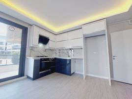 Denizden Akçayda Öncephe Müstakil Tadında Geniş Balkonlu Satılık 2+1 Daire.