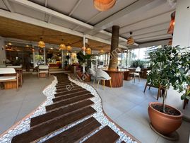 Araç Ve İnsan Trafiğinin En Yoğun Olduğu Bölgede Cafe&restorant