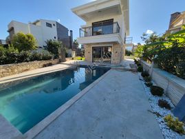 Ķuşadası Davutlarda 500 M2 Arsa Üzerinde Denize Yakın Müstakil Havuzlu Villa