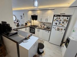 Marmaray Durağına Komşu İskanlı 2 Kat Otoparklı Balkonlu 2+1