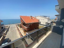 Urla'da Denize Sadece 10 Adımda Yazlık Hissiyle 2+1 Satılık