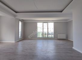 Silivri Merkezi Konumda Merdan Cadde Ara Kat 3+1