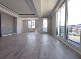 Silivri Merkezi Konumda Merdan Cadde Ara Kat 3+1