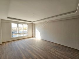 Emirgazi Mahallesinde Cadde Üzeri 3+1 Satılık Lüx Sıfır Fırsat Site İçi Daire