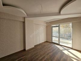 Emirgazi Mahallesinde Cadde Üzeri 3+1 Satılık Lüx Sıfır Fırsat Site İçi Daire