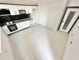 ⭐ay Emlak'tan⭐akçay'da Denize Yakın Ön Cephe Şık Tasarımlı Ara Kat Satılık 1+1 Lüks Daire