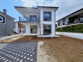 Yeniköy Villa Bölgesinde Site İçi 3+1 Villa (bodrum Katlı)
