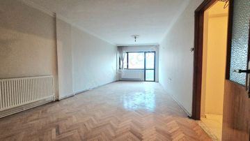 Turyptan Bornova Metro Karşısı Satılık 3+1 Tadilatlı