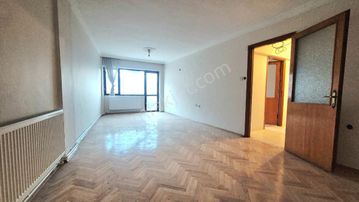 Turyptan Bornova Metro Karşısı Satılık 3+1 Tadilatlı