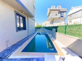 Yeniçiftlik Merkezde Havuzlu Altyapılı Masrafsız Müstakil Villa.